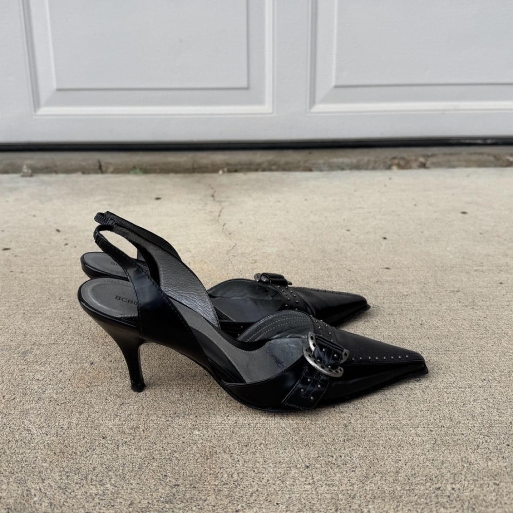 BCBG BLACK FAUX LEATHER SLING BACK BUCKLE PUMPS
